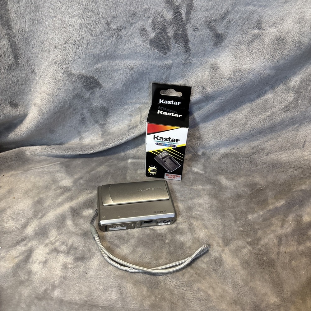 Sony Cyber-Shot DSC-T1  .Battery, Charger. Silver